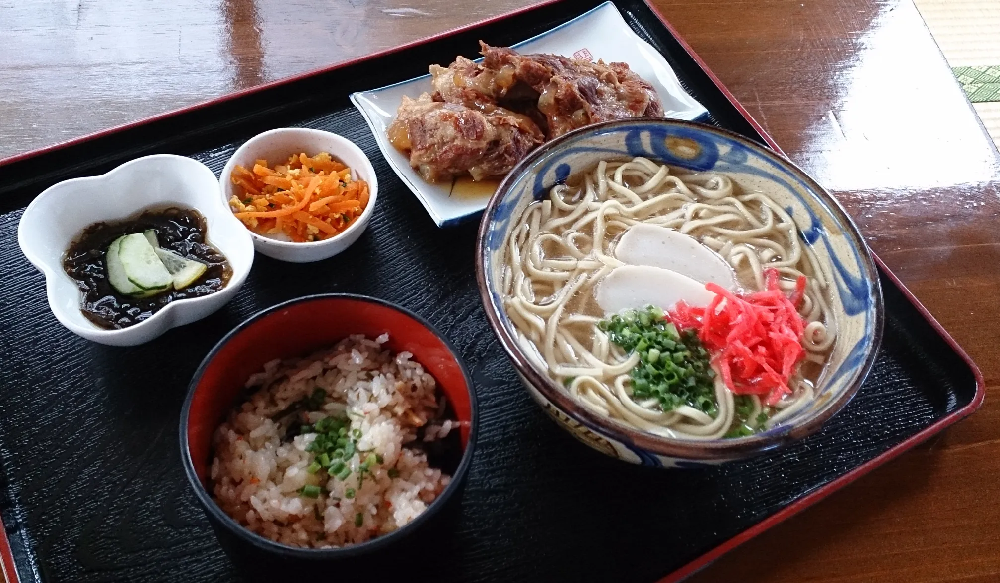 楚辺そばの雰囲気